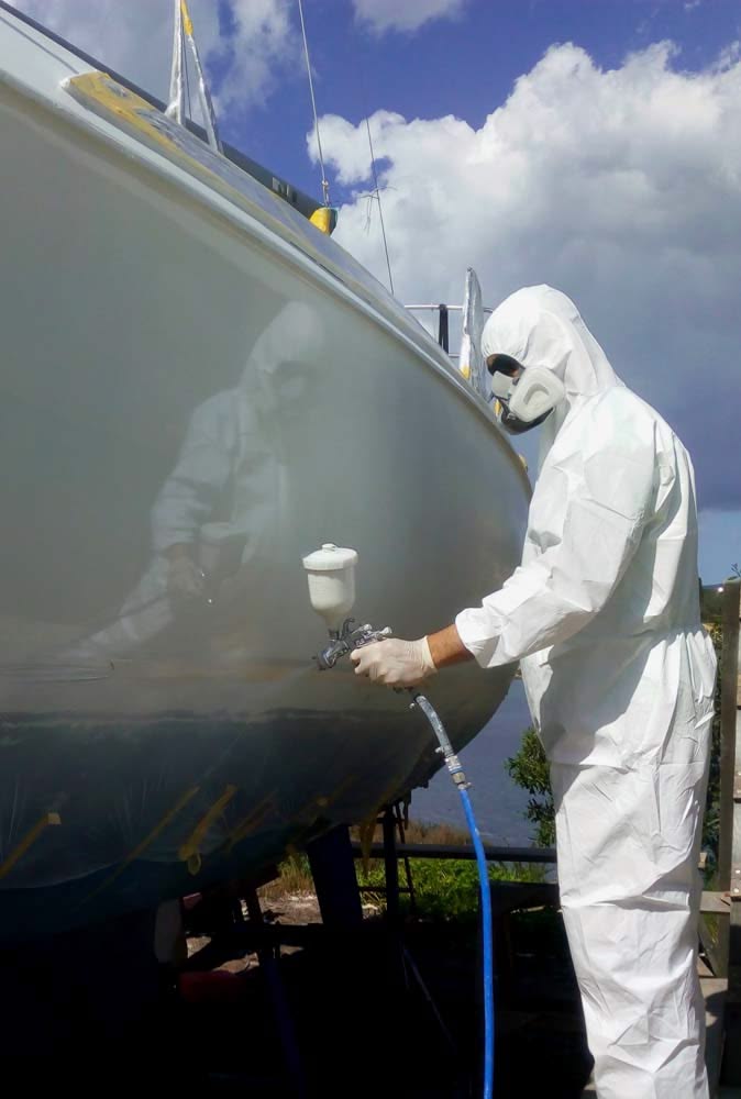 Application de peinture sur coque en extérieur