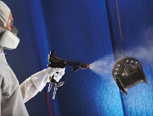 Pulvérisation de gelcoat ou peinture bleue au pistolet