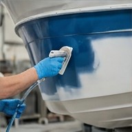 Réparation de coque bateau – application gelcoat à la spatule